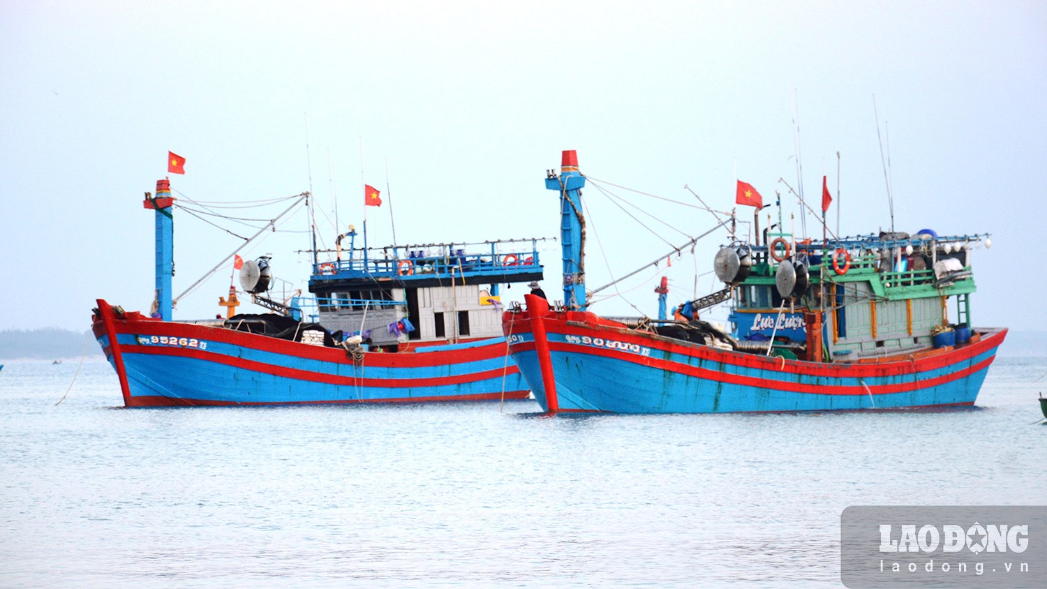 Ngư dân xã Bình Châu, huyện Bình Sơn, tỉnh Quảng Ngãi chủ yếu khai thác hải sản ở Quần đảo Hoàng Sa. Hằng năm có rất nhiều tàu cá gặp nạn trên biển, gây thiệt hại nặng nề về kinh tế. Ảnh: Ngọc Viên
