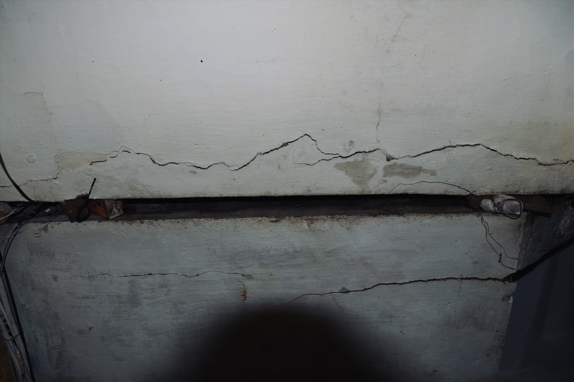 Những bức tường, nền nhà bị rạn nứt có thể bắt gặp bất cứ đâu trong từng căn hộ.