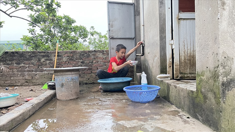 Mẹ bị tàn tật, nên cháu Hoàng Đăng Khoa, sau giờ đi học về thay mẹ làm việc nội trợ của gia đình. Ảnh: Hà Anh