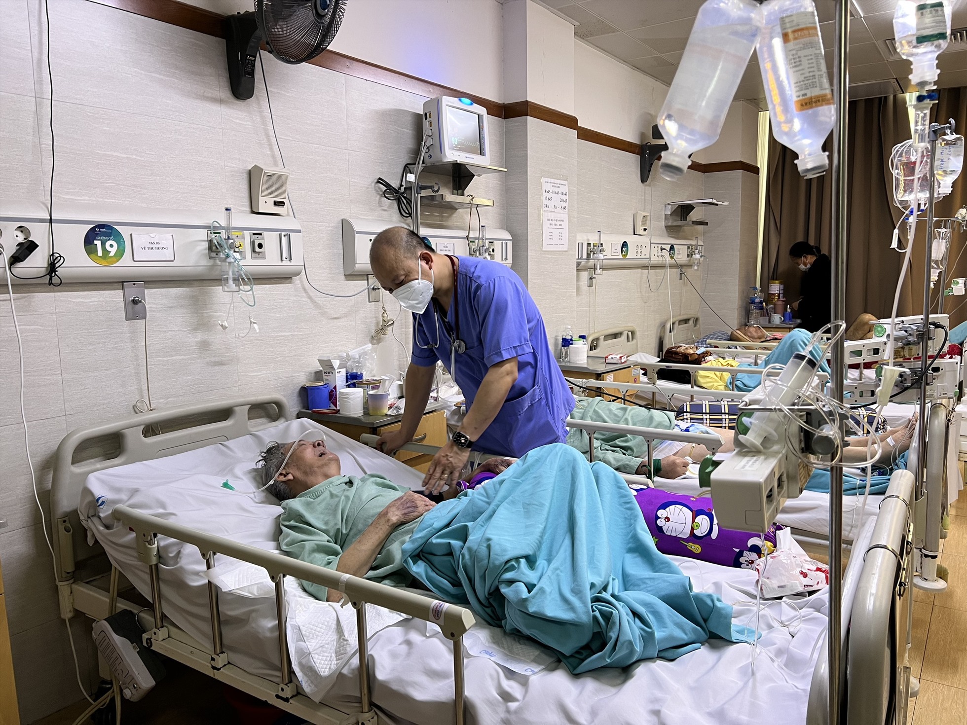Bác sĩ chăm sóc cho người bệnh cao tuổi tại Bệnh viện Lão khoa Trung ương. Ảnh: Bệnh viện cung cấp