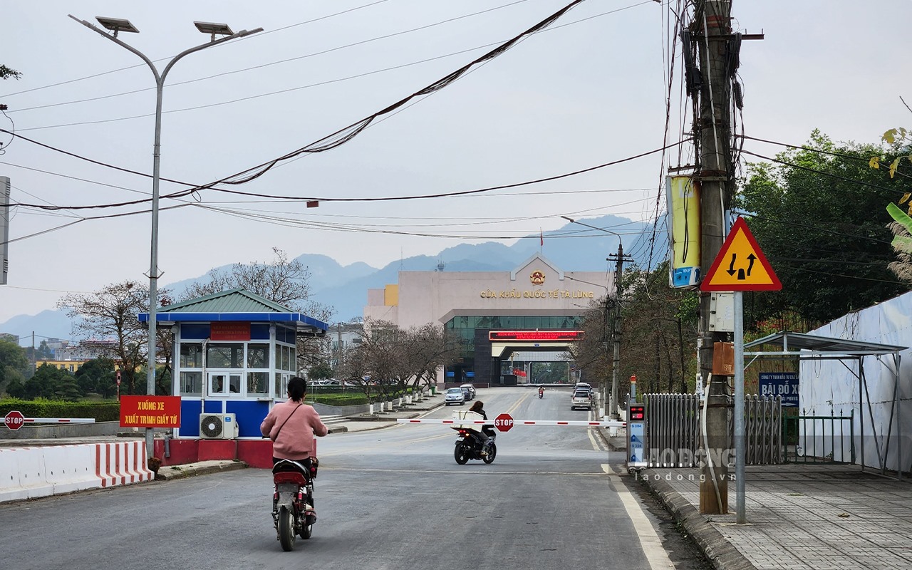 Lác đác người ra vào cửa khẩu.