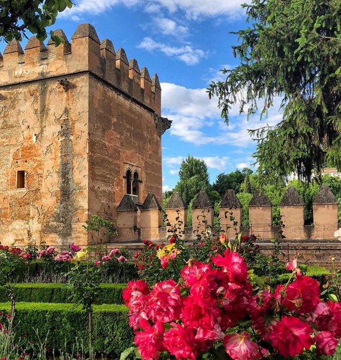 Bên ngoài cung điện Alhambra (nguồn: luhanhvietnam.com.vn)