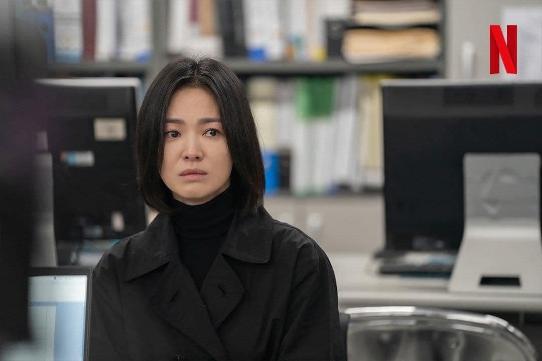 Tạo hình của Song Hye Kyo không khác so với mùa 1 - vẫn là mái tóc ngắn và những bộ đồ đen u tối. Ảnh: Netflix
