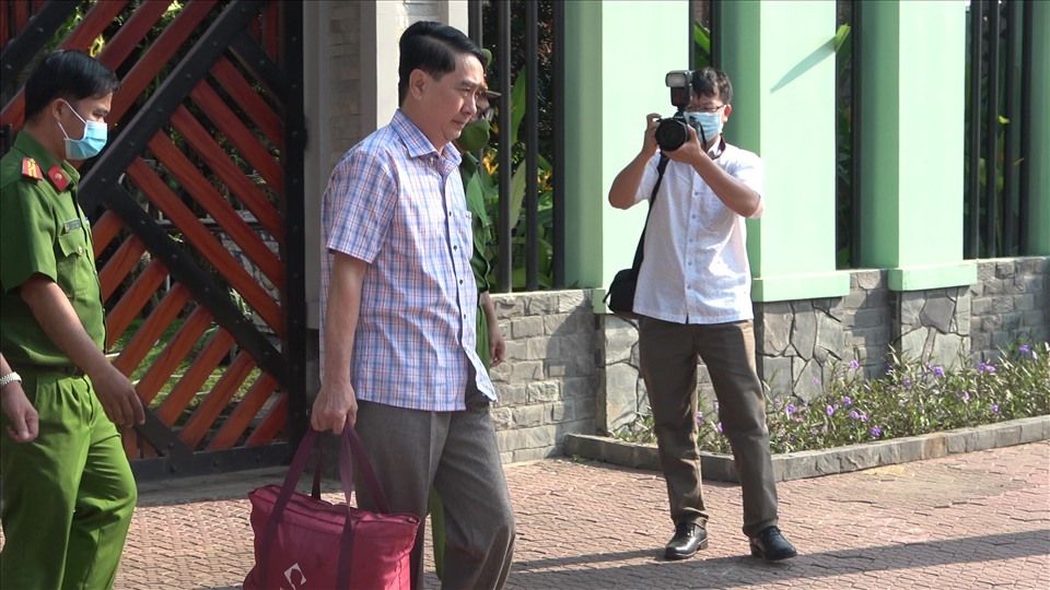 Ông Nguyễn Tấn Long (áo ca-rô) được cơ quan chức năng đưa đi ngày 4.3.2022. Ảnh: Hà Anh Chiến