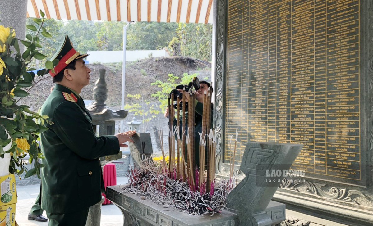 Đại tướng Phan Văn Giang và đoàn công tác thắp hương hương tưởng niệm các anh hùng liệt sĩ hy sinh trong cuộc chiến tranh biên giới 1979.