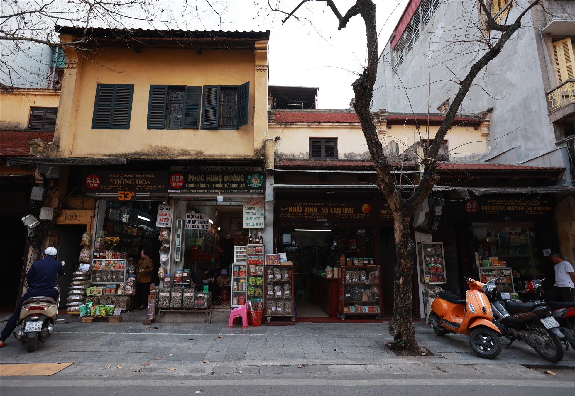 Phố Lãn Ông là một con phố nổi tiếng tại Hà Nội, với bề dày lịch sử lâu đời và nghề truyền thống chủ đạo là kinh doanh thuốc đông y với hơn 70 cửa hàng thuốc. Ảnh: Hải Nguyễn