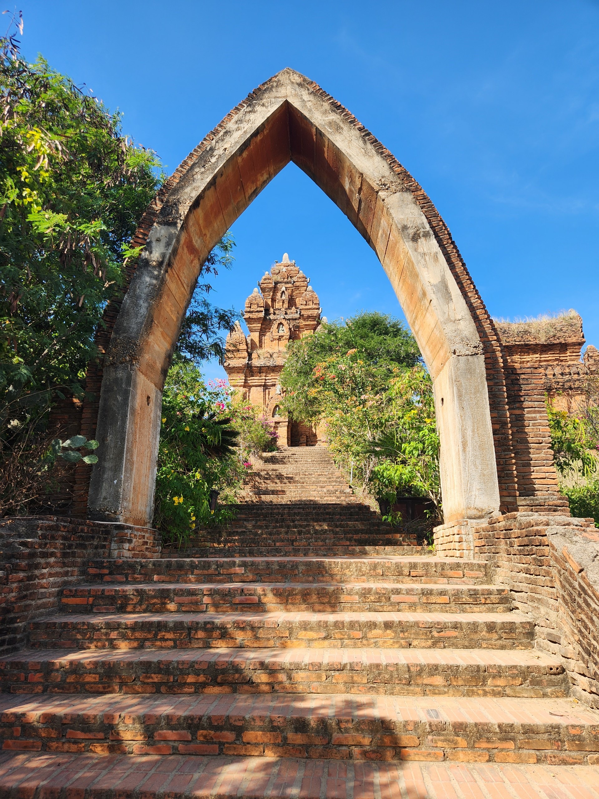 Vào ngày nắng đẹp, tháp Po Klong Garai chinh phục du khách ngay từ khi mới bước chân đến cổng.