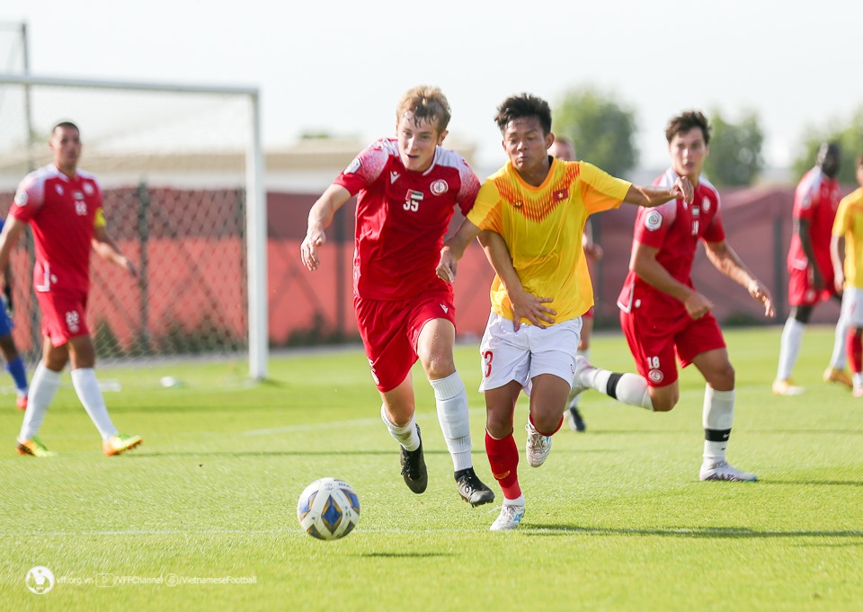 Huấn luyện viên Hoàng Anh Tuấn yêu cầu Dubai City FC tiếp tục sử dụng đầy đủ 11 cầu thủ để U20 Việt Nam thử nghiệm năng lực khi đội bạn bị nhận thẻ đỏ. Ảnh: VFF