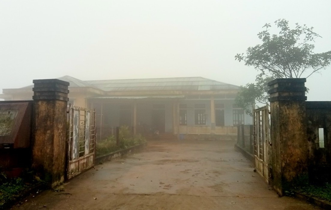 Trạm quân dân y kết hợp Pa Ling trong làn sương mù buổi sáng. Ảnh: T.Sơn.