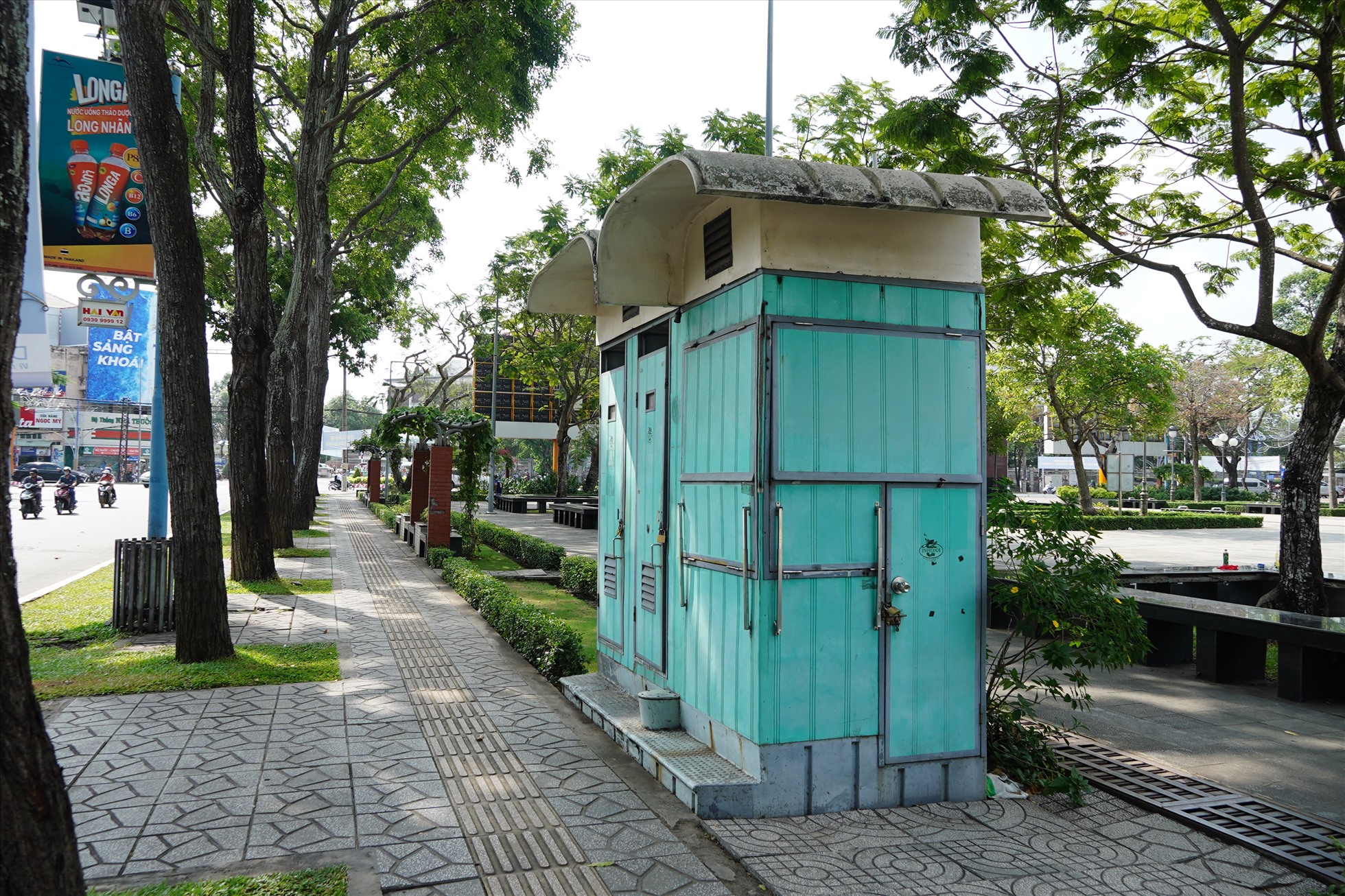 Tại công viên Lưu Hữu Phước, có một nhà vệ sinh cũng đóng cửa và đang có dấu hiệu xuống cấp ở chân.