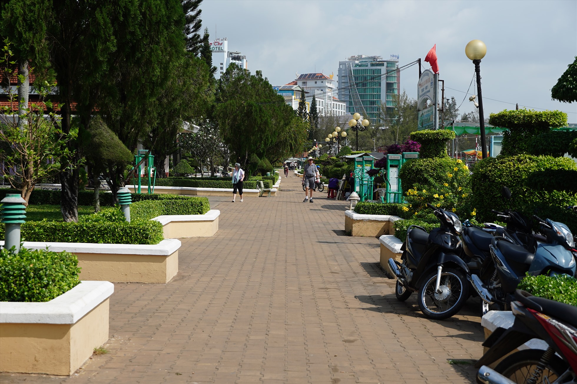 Còn công viên bến Ninh Kiều (quận Ninh Kiều), nơi được xem là điểm du lịch trung tâm của thành phố, cũng chỉ có một nhà vệ sinh.