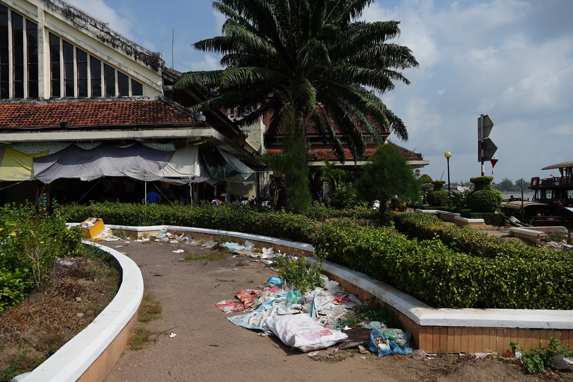 Ngay chợ Cần Thơ - nơi được quây tôn, rác thải chất đống xung quanh gây ảnh hưởng đến mỹ quan đô thị.