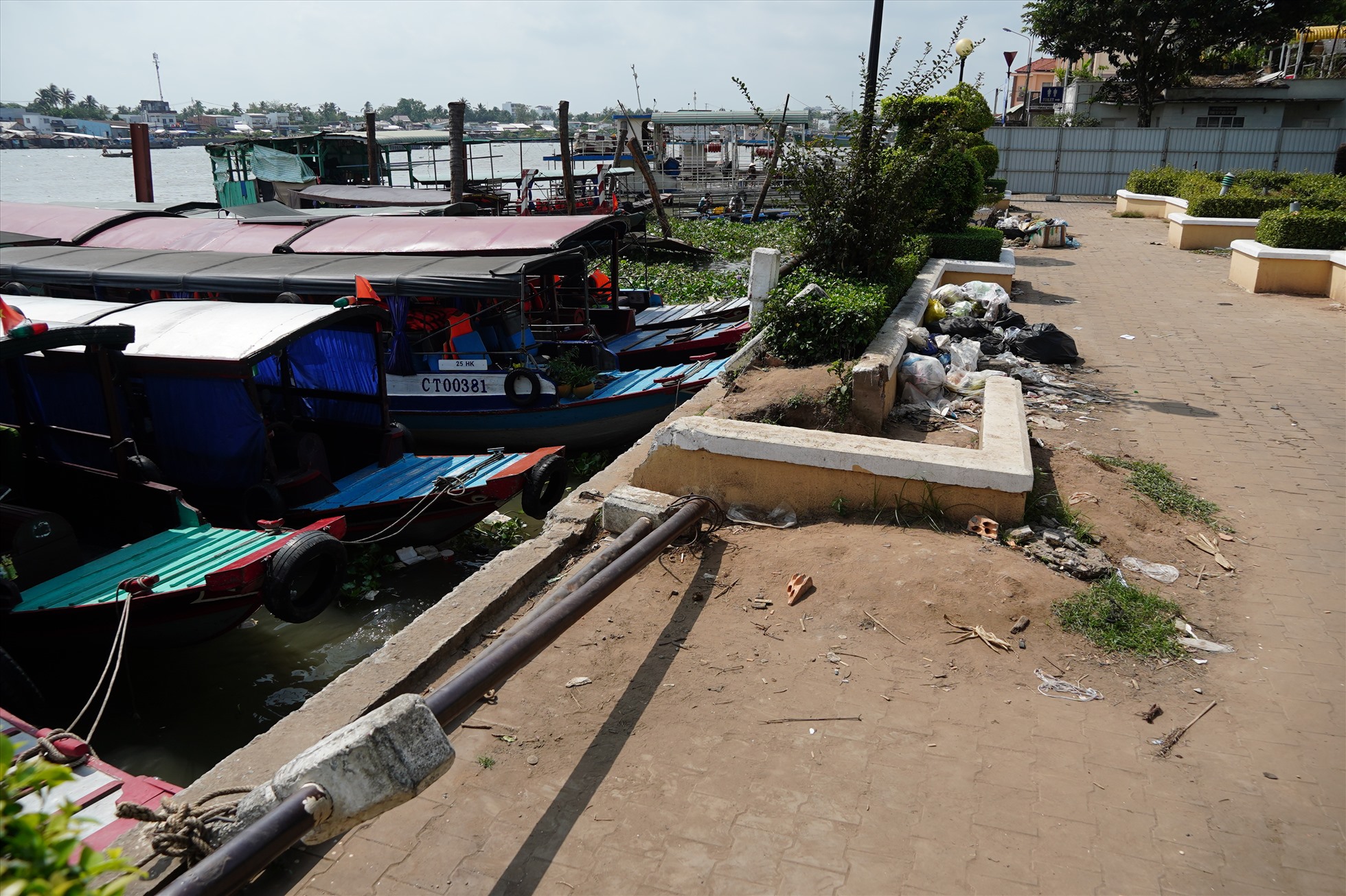 Cạnh đó, thanh rào chắn cũng bị hư hỏng nặng, biến thành nơi đi lại cho những người lái ghe, thuyền.