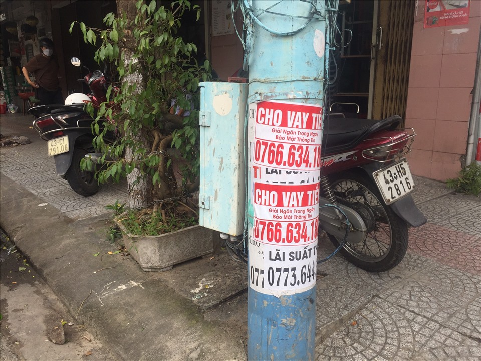 Quảng cáo, rao vặt chi chít trên cột điện. Ảnh: Nguyễn Linh