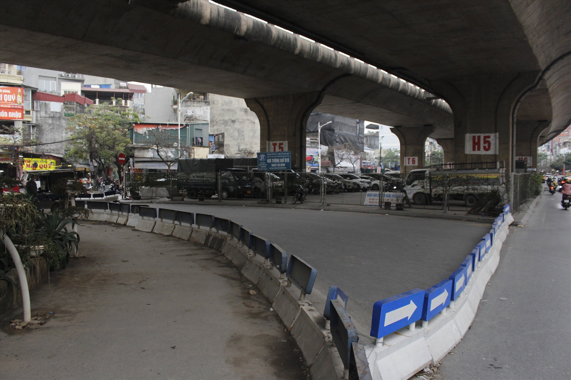 GTVT Hà Nội đã triển khai điều chỉnh tổ chức giao thông tại vòng xuyến dưới chân cầu Vĩnh Tuy. Ảnh: Vĩnh Hoàng
