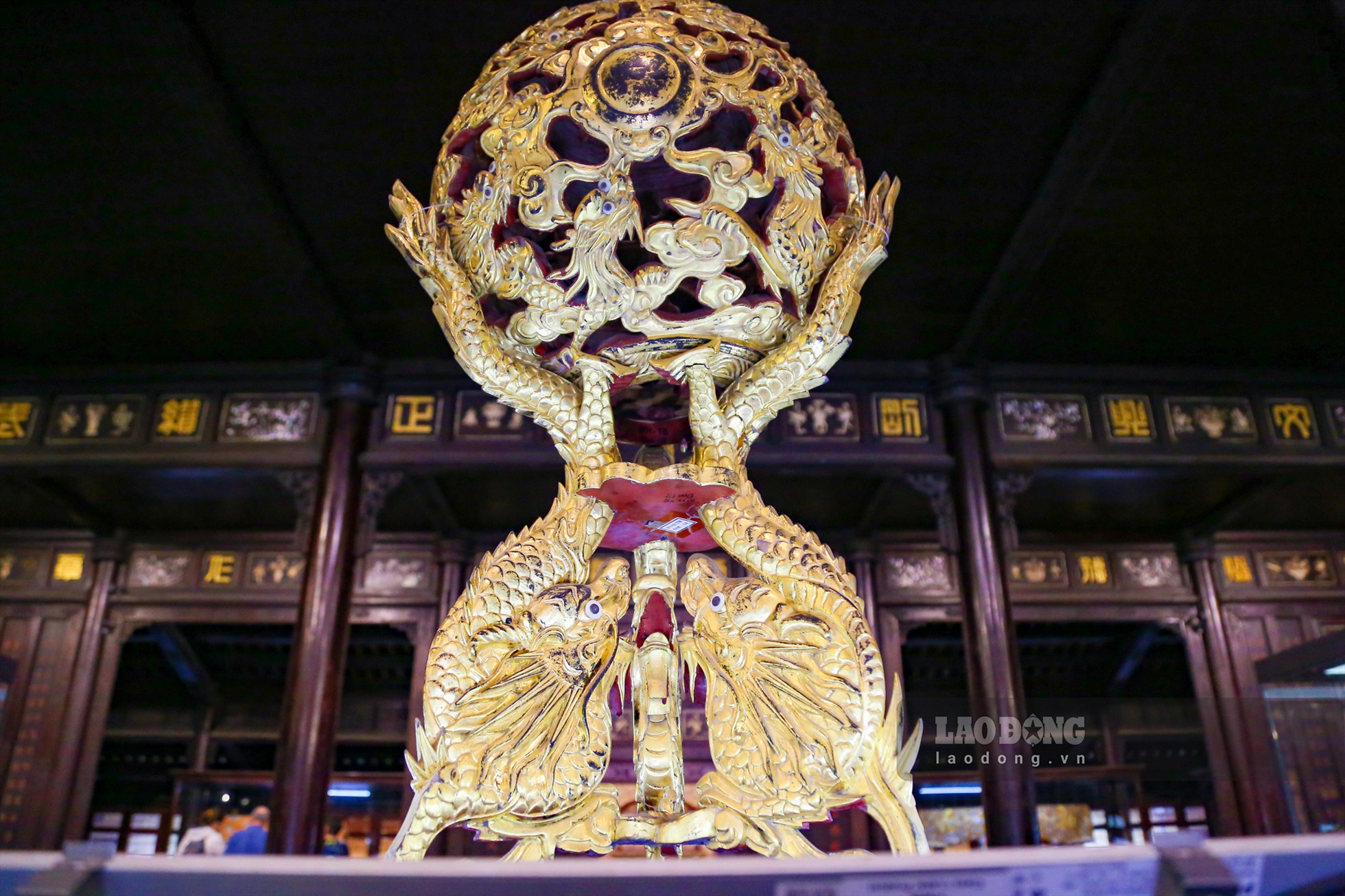 Nổi bật khi bước vào bảo tàng là Quả cầu cửu long sơn thếp với chất liệu từ gỗ quý thếp vàng. Đây là một món đồ được trưng bày trong cung triều Nguyễn với tạo hình 9 con rồng vờn quanh ngọc châu.