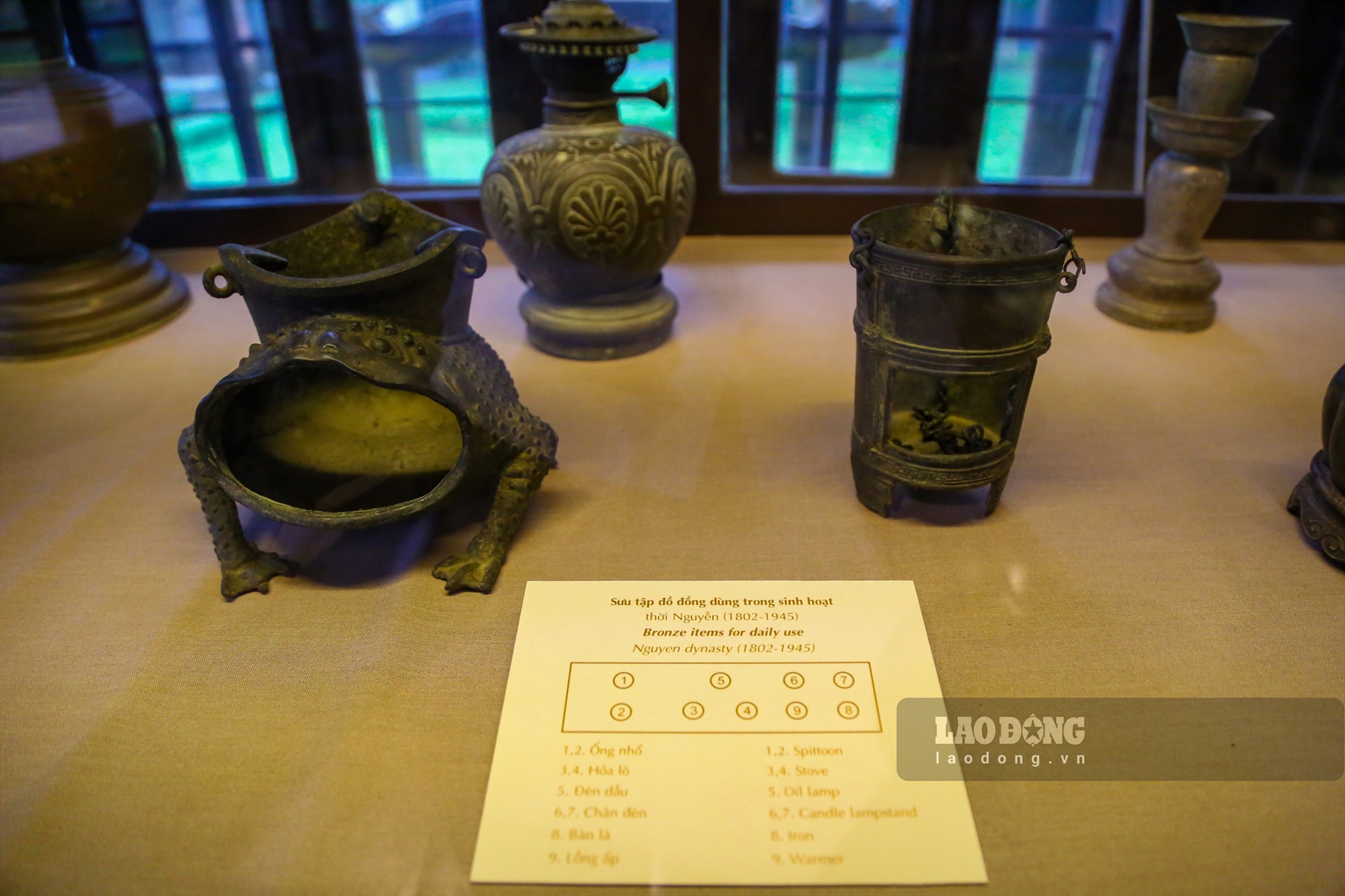 Một bộ sưu tập đồ đồng dùng trong sinh hoạt thời Nguyễn (1802 - 1945).
