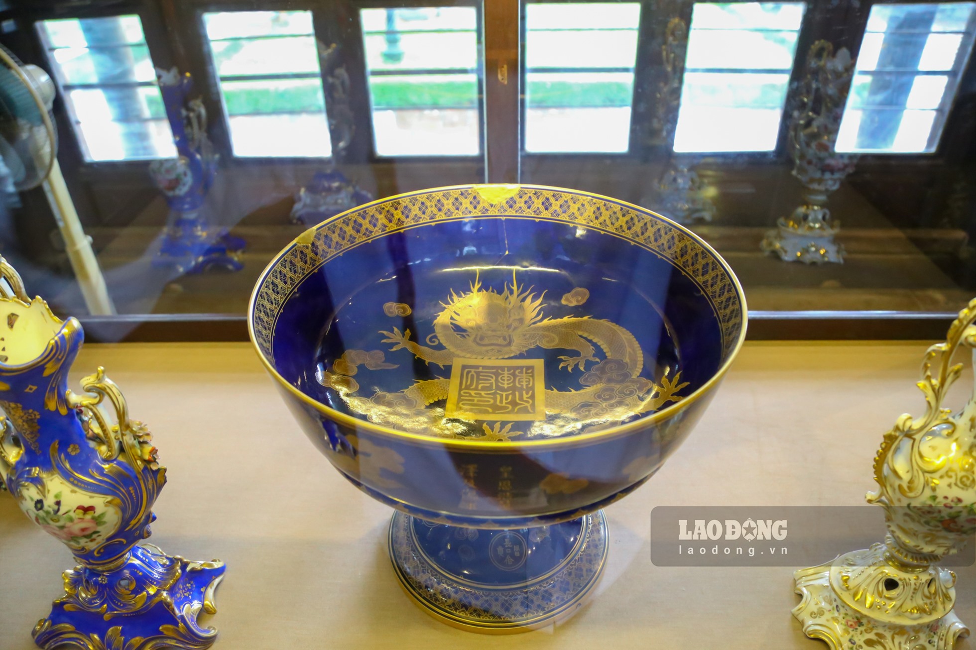 Chiếm mâm bồng hiệu Rivoli có hình rồng vàng này, quà của Phủ Phụ chính đặt làm tại Pháp năm 1915 để tặng vua Duy Tân.