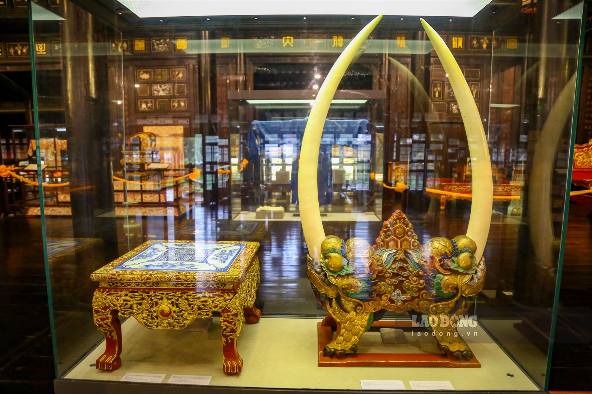 Cặp ngà voi dùng làm vật trang trí trong cung điện của các vua nhà Nguyễn với kích thước dài khoảng 1,2 mét.