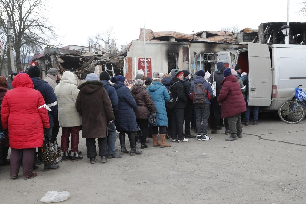 Người dân xếp hàng nhận viện trợ nhân đạo ở Donetsk, ngày 15.3.2022. Ảnh: Xinhua