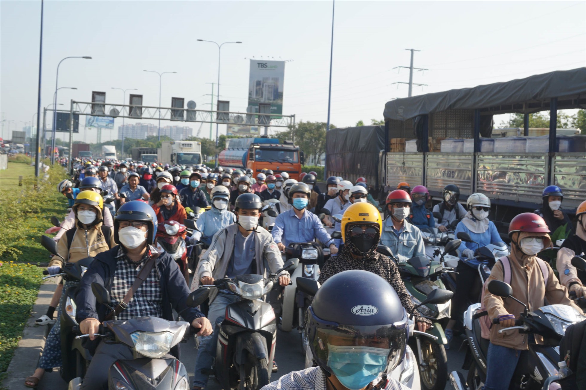 ạn vừa qua cầu Rạch Chiếc đến nút giao quay đầu đường Mai Chí Thọ, có nhiều dòng xe đổ dồn về gây xung đột giao thông.
