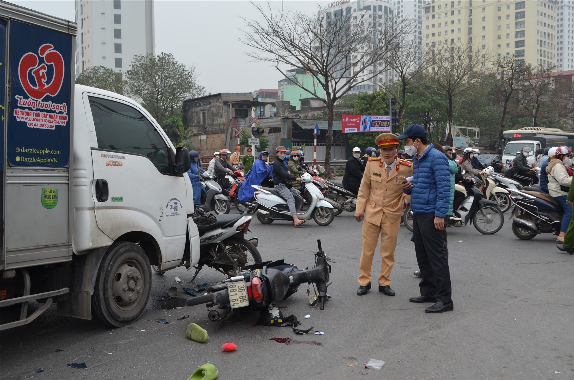 Tại hiện trường, 2 chiếc xe máy bị nằm ngay trước gầm xe 5 chỗ, xe khách biển Ninh Bình bị hư hỏng nặng phần đầu.