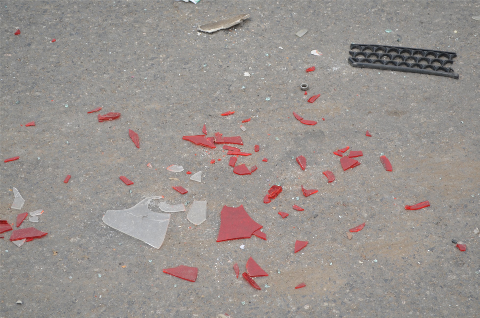 Nhiều mảnh vỡ từ vụ tai nạn văng tung tóe mặt đường Giải Phóng.