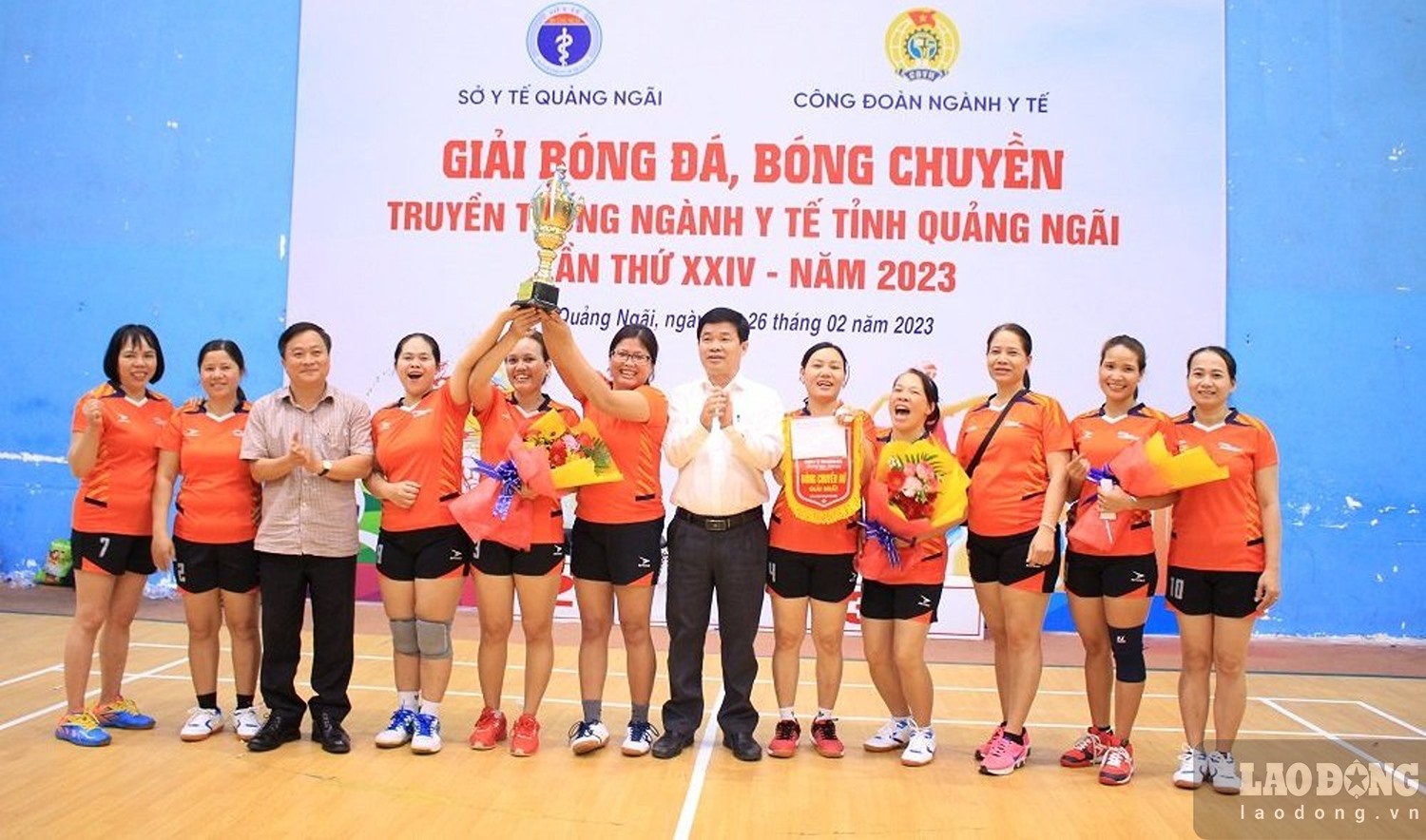 Trao giải Nhất bóng chuyền nữ cho đội Trung tâm Y tế huyện Trà Bồng. Ảnh: Ngọc Viên