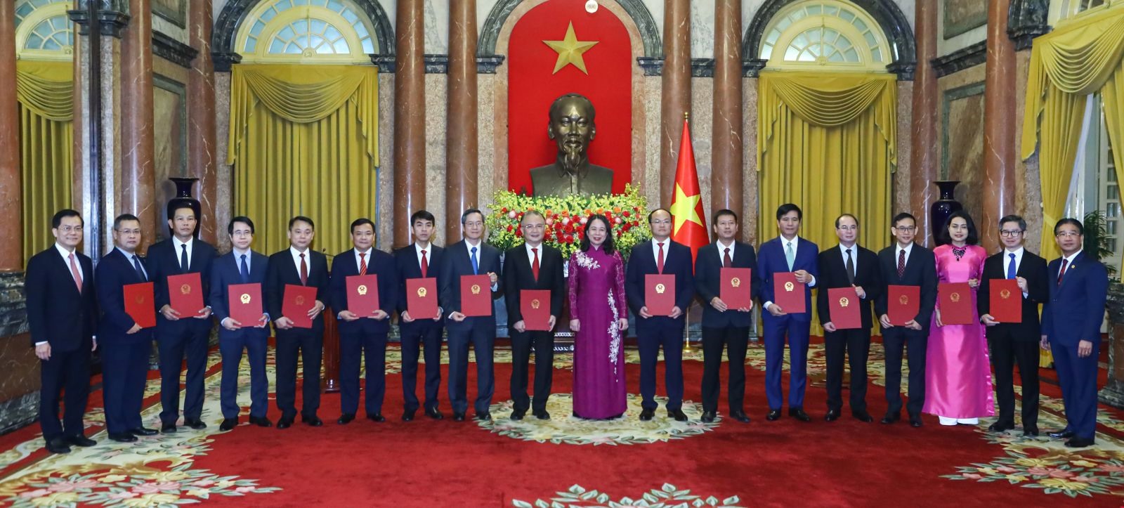 Quyền Chủ tịch nước Võ Thị Ánh Xuân với các đại sứ. Ảnh: VPCTN