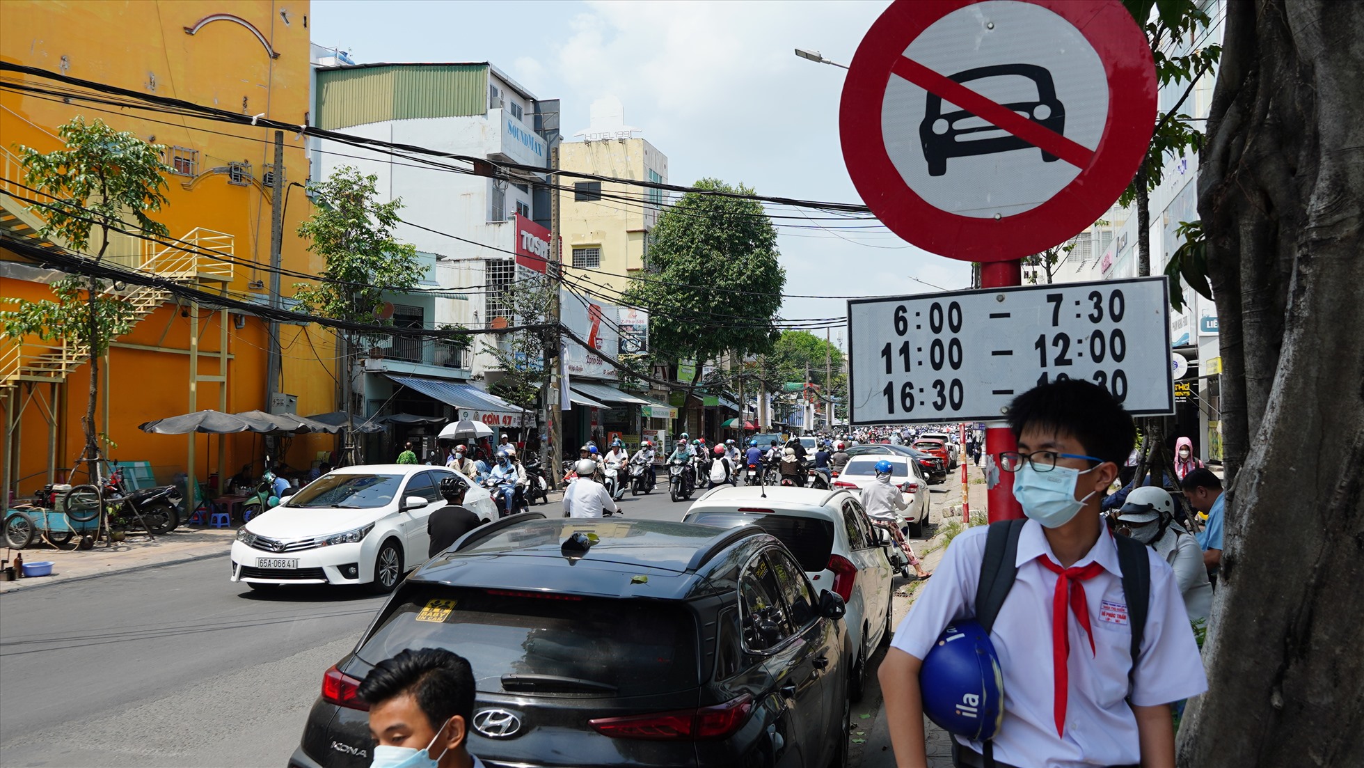 Ghi nhận của Lao Động trưa ngày 24.2, trên nhiều tuyến đường, phố như Ngô Quyền, Xô Viết Ngệ Tĩnh,…của Cần Thơ tình trạng ô tô đi vào đường cấm giờ cao điểm, đậu dưới biển cấm,…vẫn diễn ra thường xuyên khi vắng bóng lực lượng chức năng.