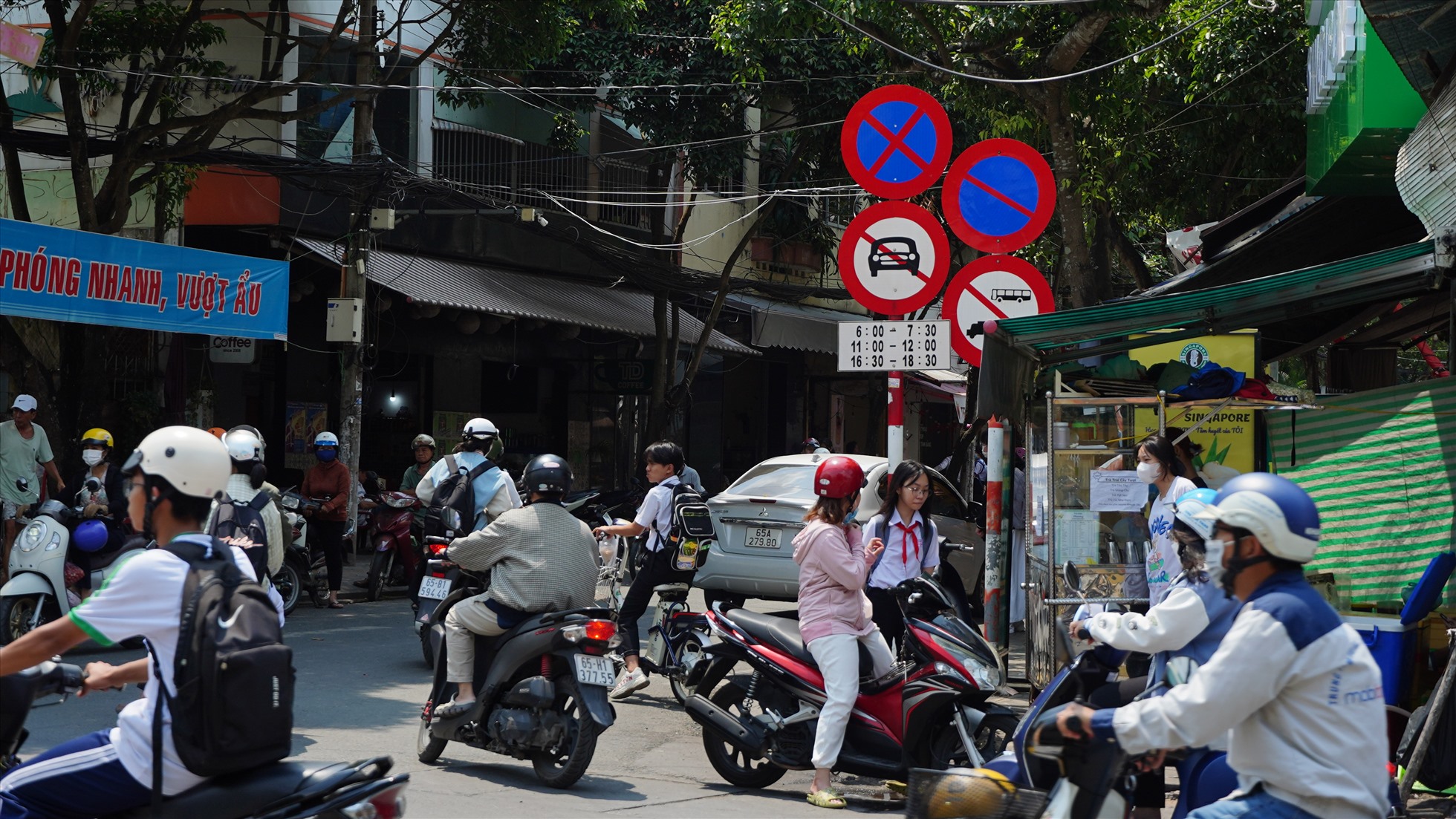 Anh Nguyễn Văn Chung ( 46 tuổi, quận Cái Răng) cho biết, tình trạng ô tô đi vào giờ giờ đường cấm (giờ đón con) diễn ra thường xuyên dẫn đến gây ùn tắc cục bộ. Khi có lực lượng chức năng thì vẫn có ít, nhưng không có là ra vào liên tục.
