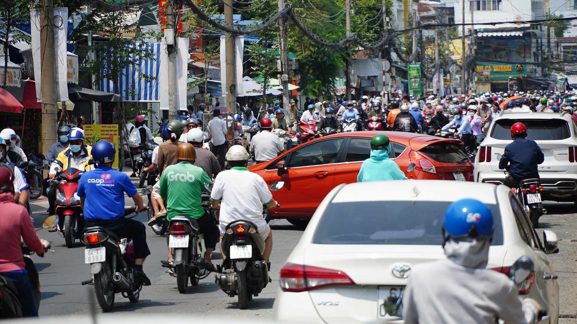 Có những xe quay đầu lúc đông đúc.