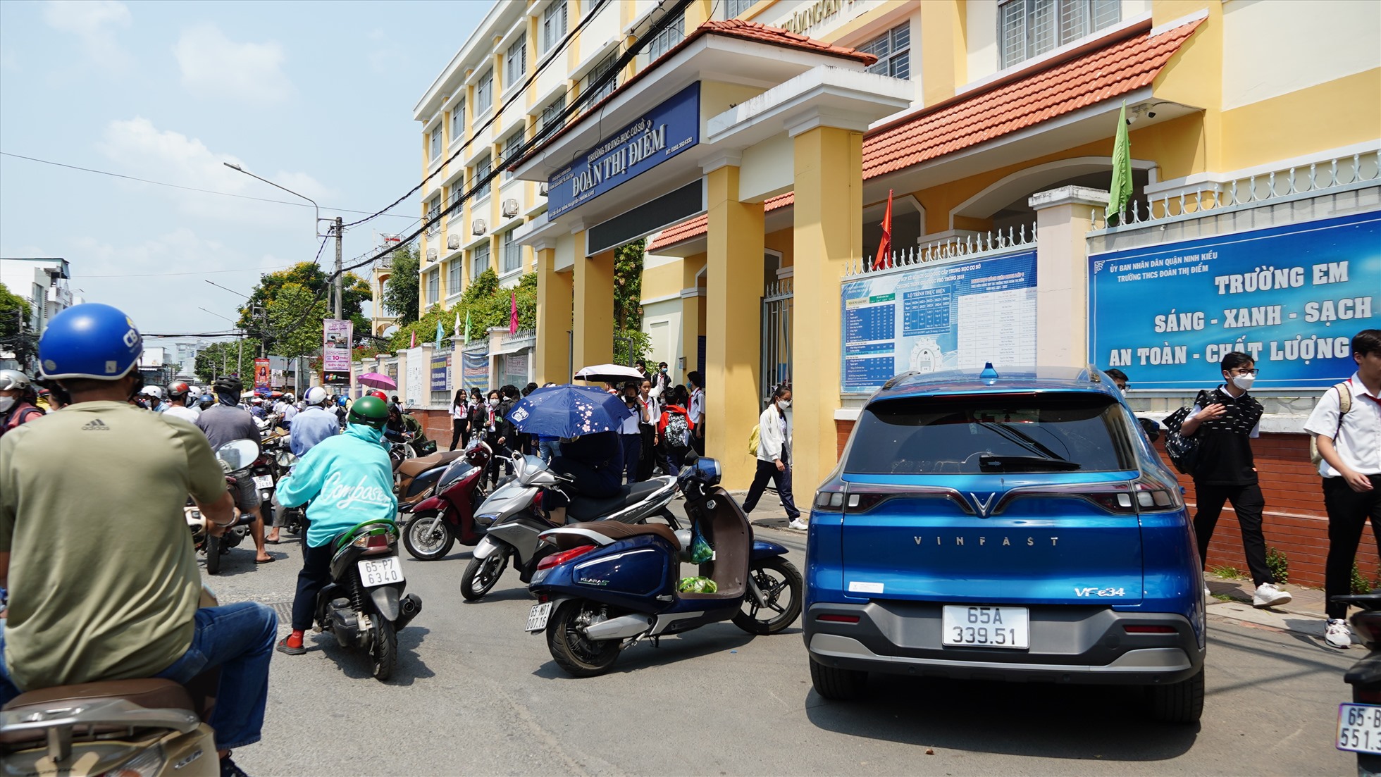 Ông Mai Minh Ngoan - Chánh Văn phòng Ban ATGT TP. Cần Thơ cho biết, Ban ATGT TP đang chủ động phối hợp với các đơn vị có liên quan để tăng cường tuyên truyền nhằm giúp người tham gia giao thông nắm và thực hiện theo quy định về các tuyến đường có biển cấm ô tô vào khung giờ cao điểm.