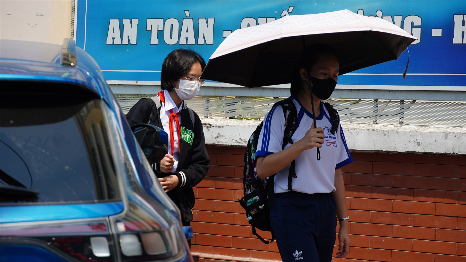 Giờ tan trường cùng với lượng ô tô vào khiến việc lưu thông trở nên khó khăn cho học sinh cũng như phụ huynh đưa đón con em bằng xe gắn máy.