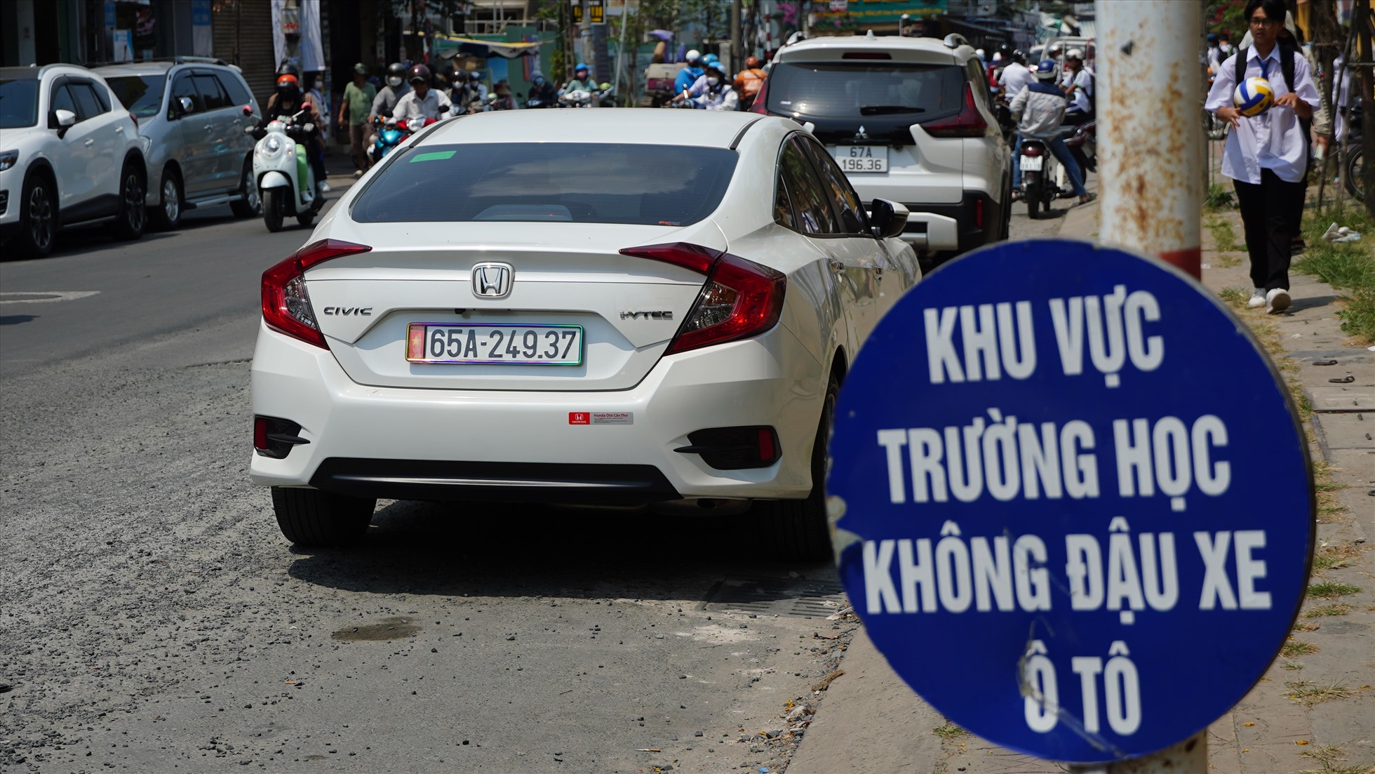 Ông Ngoan thông tin thêm, Ban sẽ tiếp tục làm việc với Sở GD và ĐT, UBND quận Ninh Kiều để yêu cầu Ban giám hiệu các trường tăng cường, chủ động phối hợp với Công an phường để đảm bảo trật tự ATGT khu vực trước cổng trường vào giờ cao điểm; gửi thư hoặc lồng ghép vào các buổi họp để vận động, yêu cầu đến từng phụ huynh học sinh về việc chấp hành nghiêm chỉnh các quy định về trật tự ATGT.