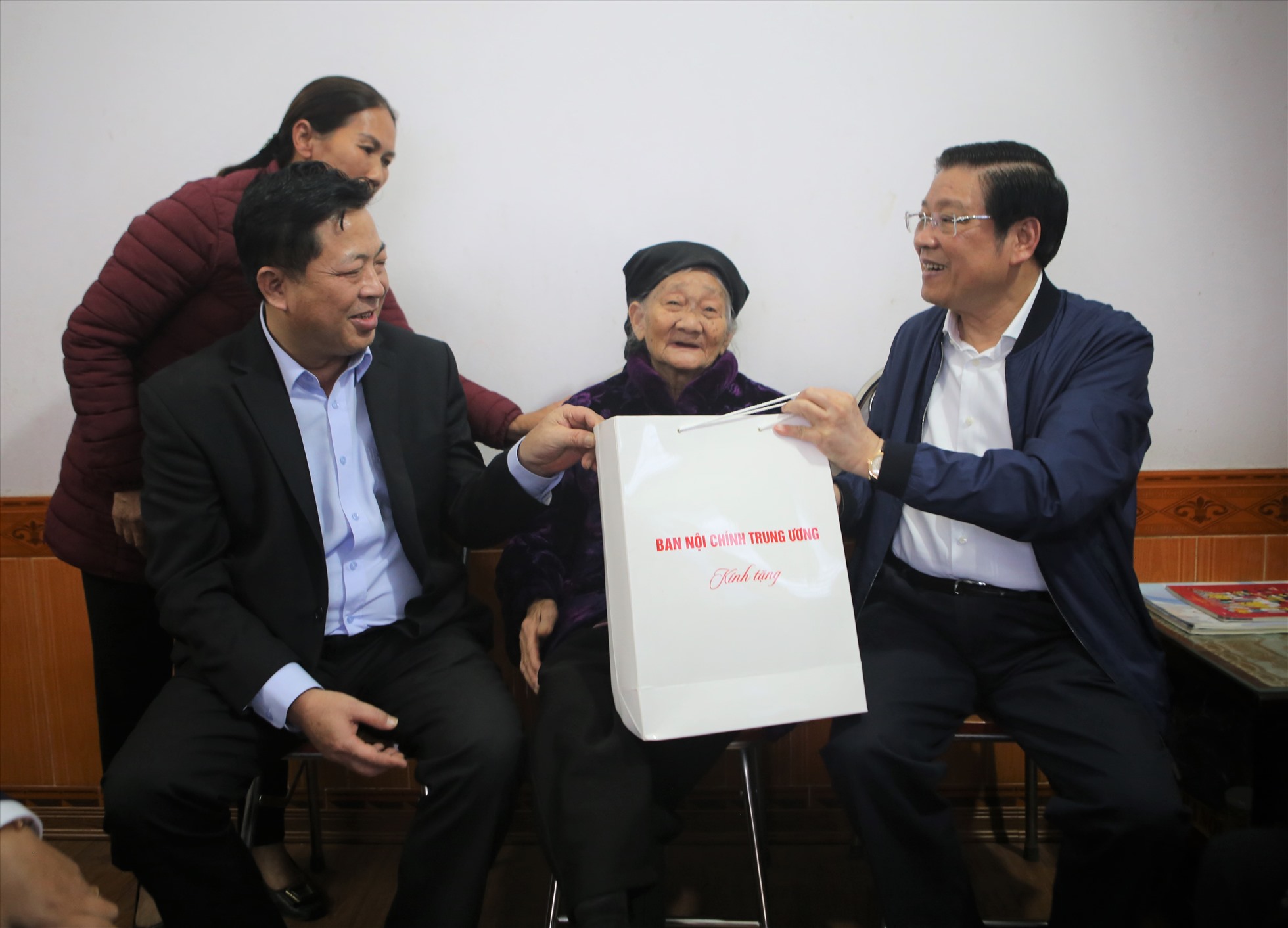 Trưởng Ban Nội chính Trung ương Phan Đình Trạc (bìa phải) cùng Bí thư Tỉnh ủy Cao Bằng Trần Hồng Minh tặng quà Mẹ Việt Nam anh hùng.