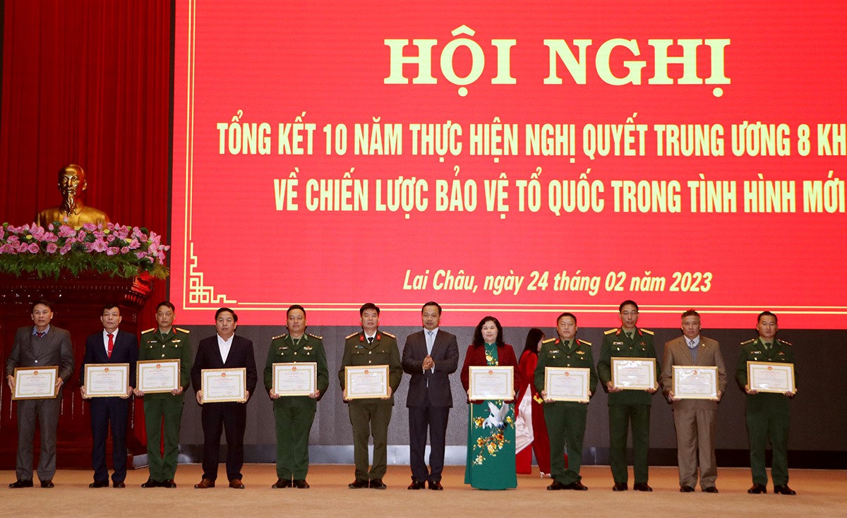 Lãnh đạo UBND tỉnh Lai Châu tặng Bằng khen cho các tập thể, cá nhân có thành tích xuất sắc trong 10 năm thực hiện Nghị quyết Trung ương 8.