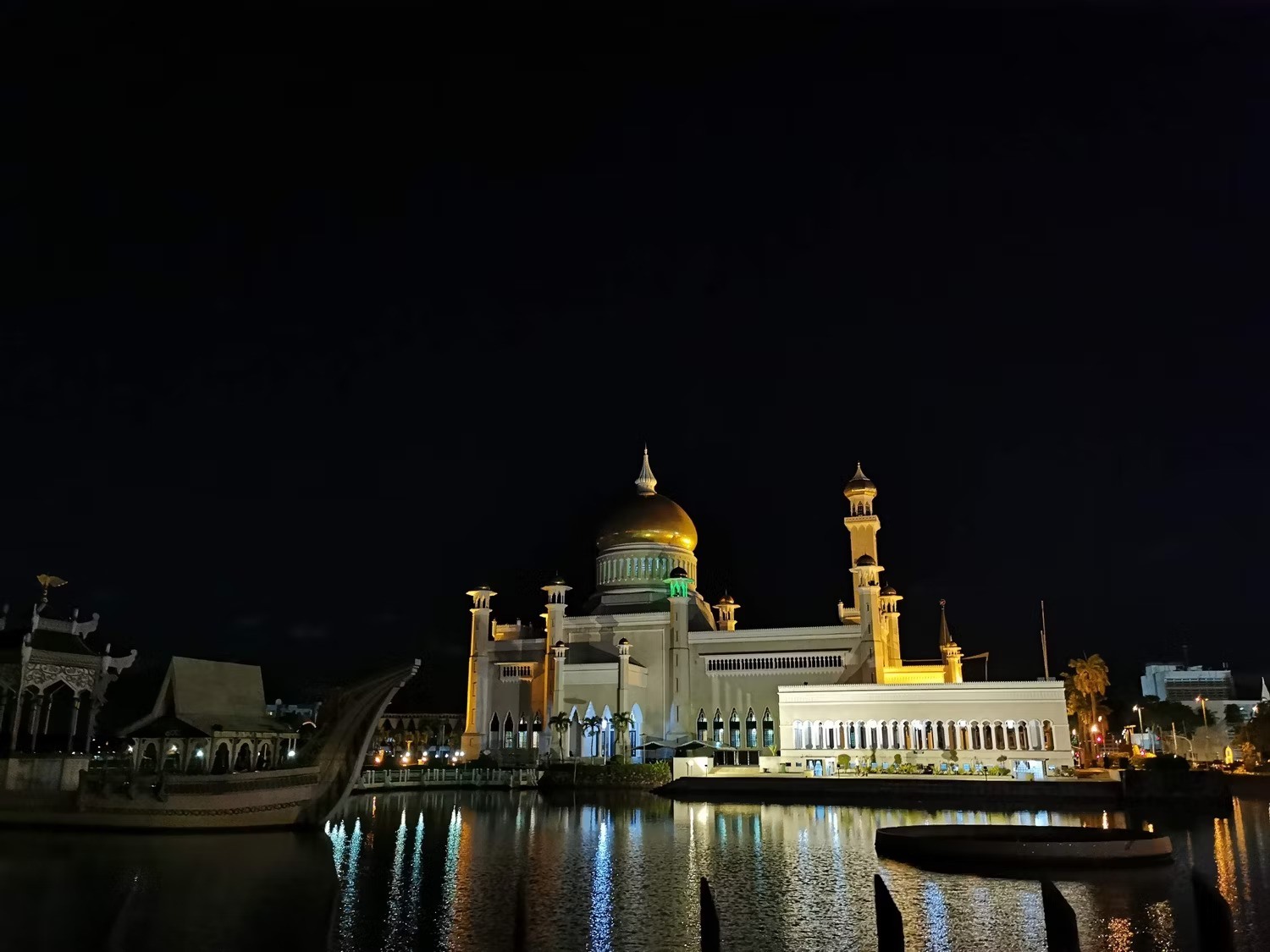 Nhà thờ hồi giáo Omar Ali Saifuddien về đêm