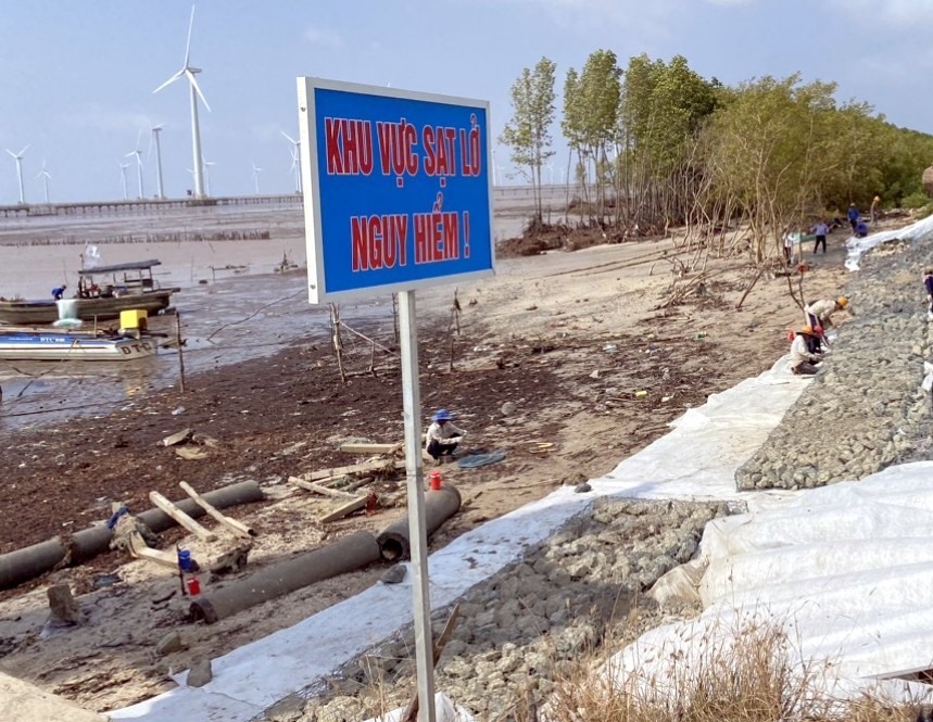 Ngày 23.2 Sở Nông nghiệp Phát triển Nông thôn tỉnh Bạc Liêu chính thức điều xe cơ giới vào để hộ đê, cậm biển cảnh báo.