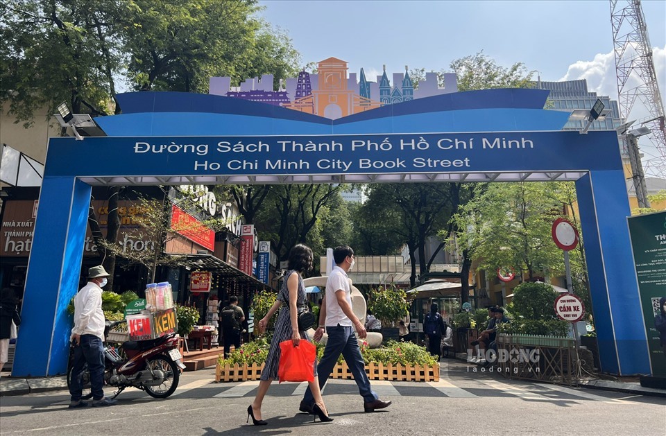 https://news.laodong.vn/du-lich/tin-tuc/duong-sach-tphcm-tet-quy-mao-2023-thu-hut-khoang-800000-luot-khach-1141783.html