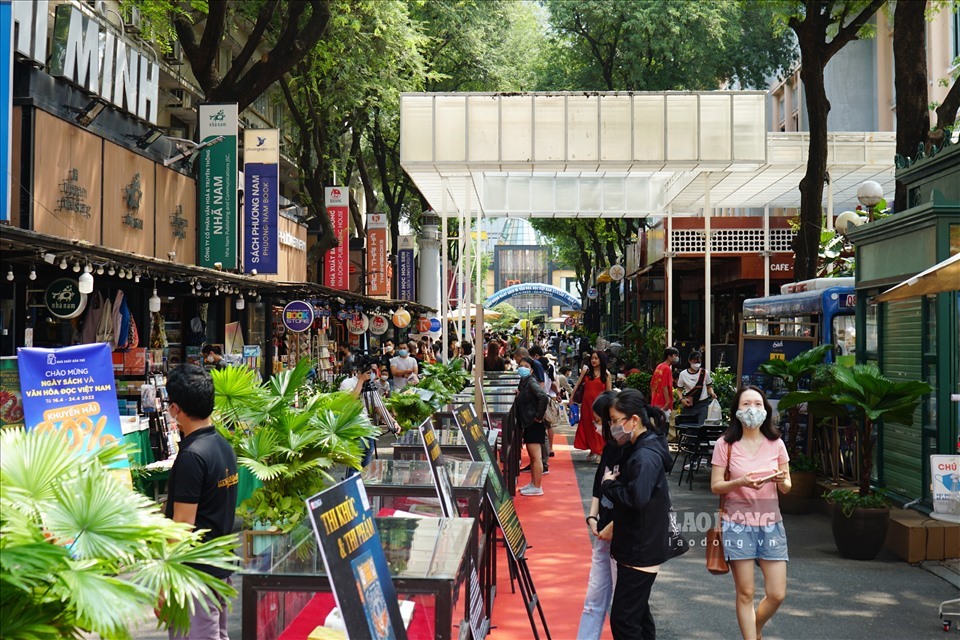 https://news.laodong.vn/du-lich/tin-tuc/duong-sach-tphcm-tet-quy-mao-2023-thu-hut-khoang-800000-luot-khach-1141783.html