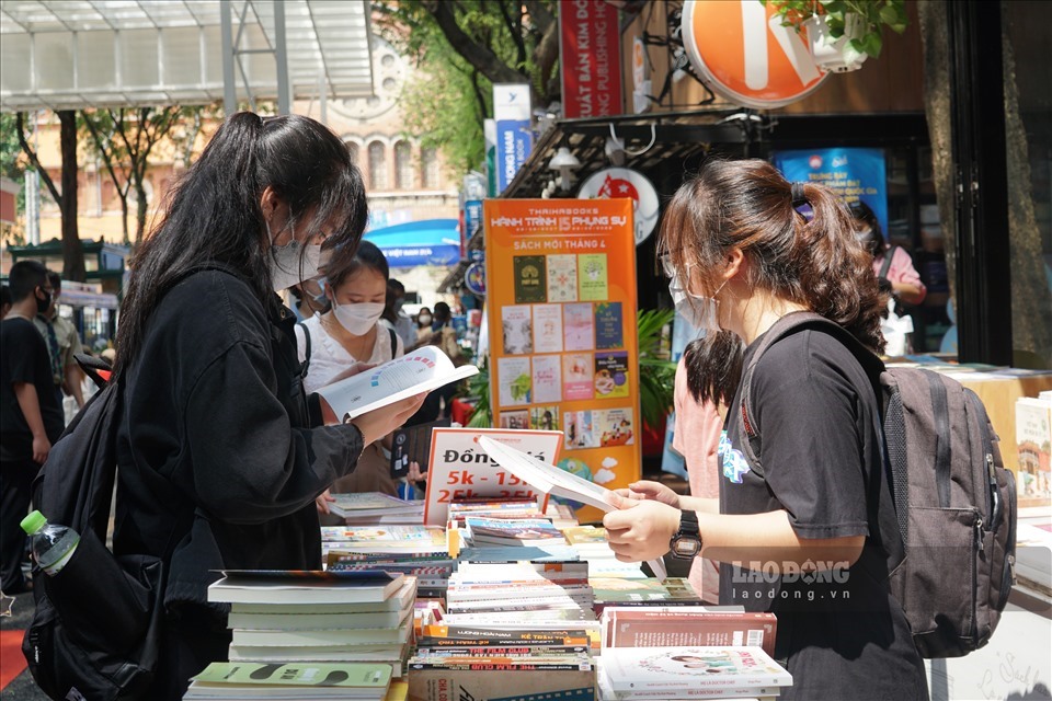 https://news.laodong.vn/du-lich/tin-tuc/duong-sach-tphcm-tet-quy-mao-2023-thu-hut-khoang-800000-luot-khach-1141783.html