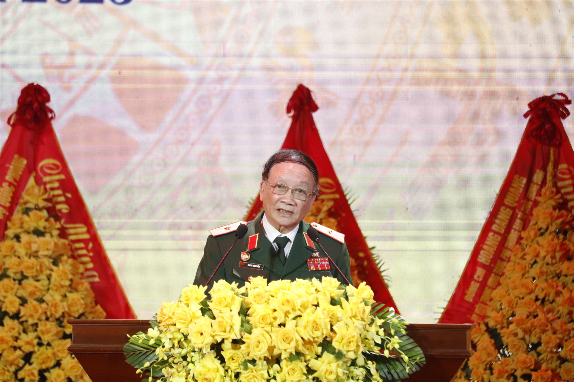 Thiếu tướng Hoàng Anh Tuấn ôn lại nhũng kỷ niệm Trung tướng Đồng Sỹ Nguyên. Ảnh: Đức Tuấn