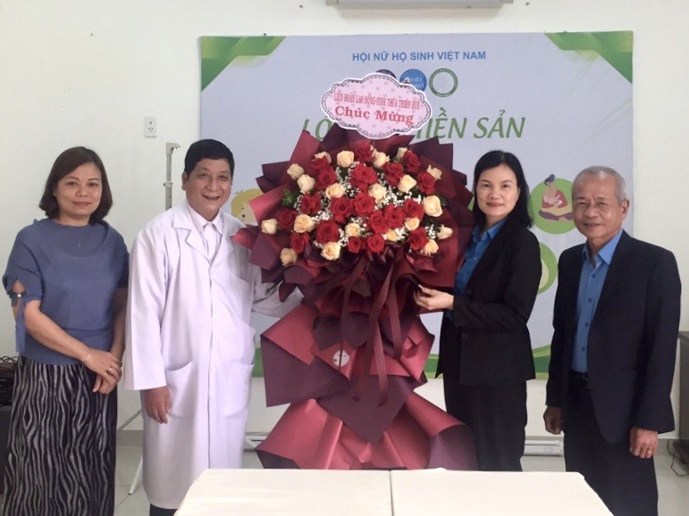 Bà Trần Thị Minh Nguyệt - Phó Chủ tịch LĐLĐ tỉnh Thừa Thiên Huế tặng hoa tại các cơ sở y tế. Ảnh: Hoàng Hiền.
