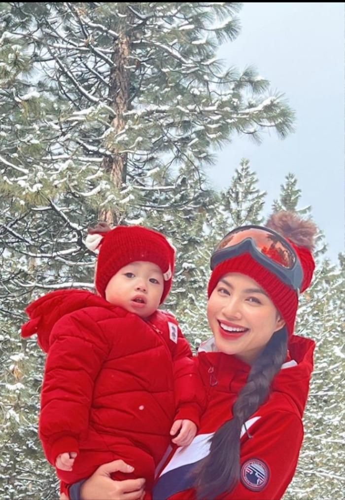 Phạm Hương và con trai mặc đồ đỏ đi trượt tuyết. Ảnh: Nhân vật cung cấp