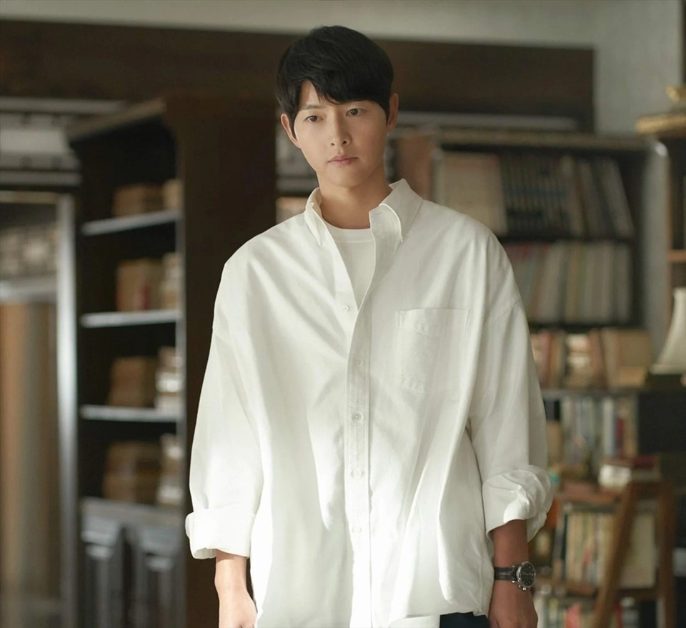 Song Joong Ki được khen về vẻ ngoài. Diễn xuất của anh ở mức tròn vai. Ảnh: Nhà sản xuất JTBC.