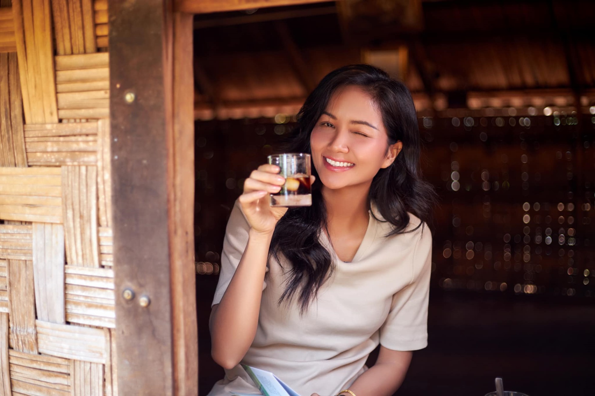 Hành trình quảng bá cà phê Buôn Ma Thuột là một hành trình tuyệt vời và ý nghĩa đối với H'Hen Niê. Ảnh: Facebook nhân vật