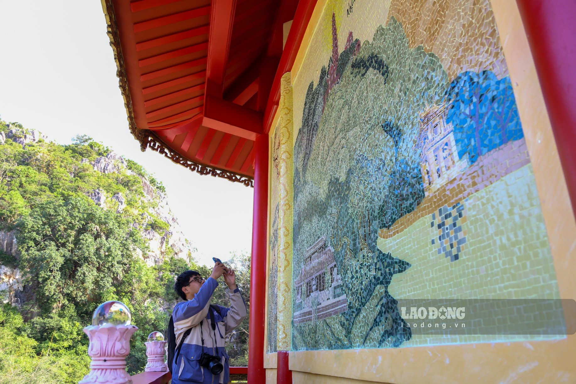 Nhiều người dân và du khách khi đến vãn cảnh và tham quan chùa đều thích thú trước các bức tranh độc đáo này.