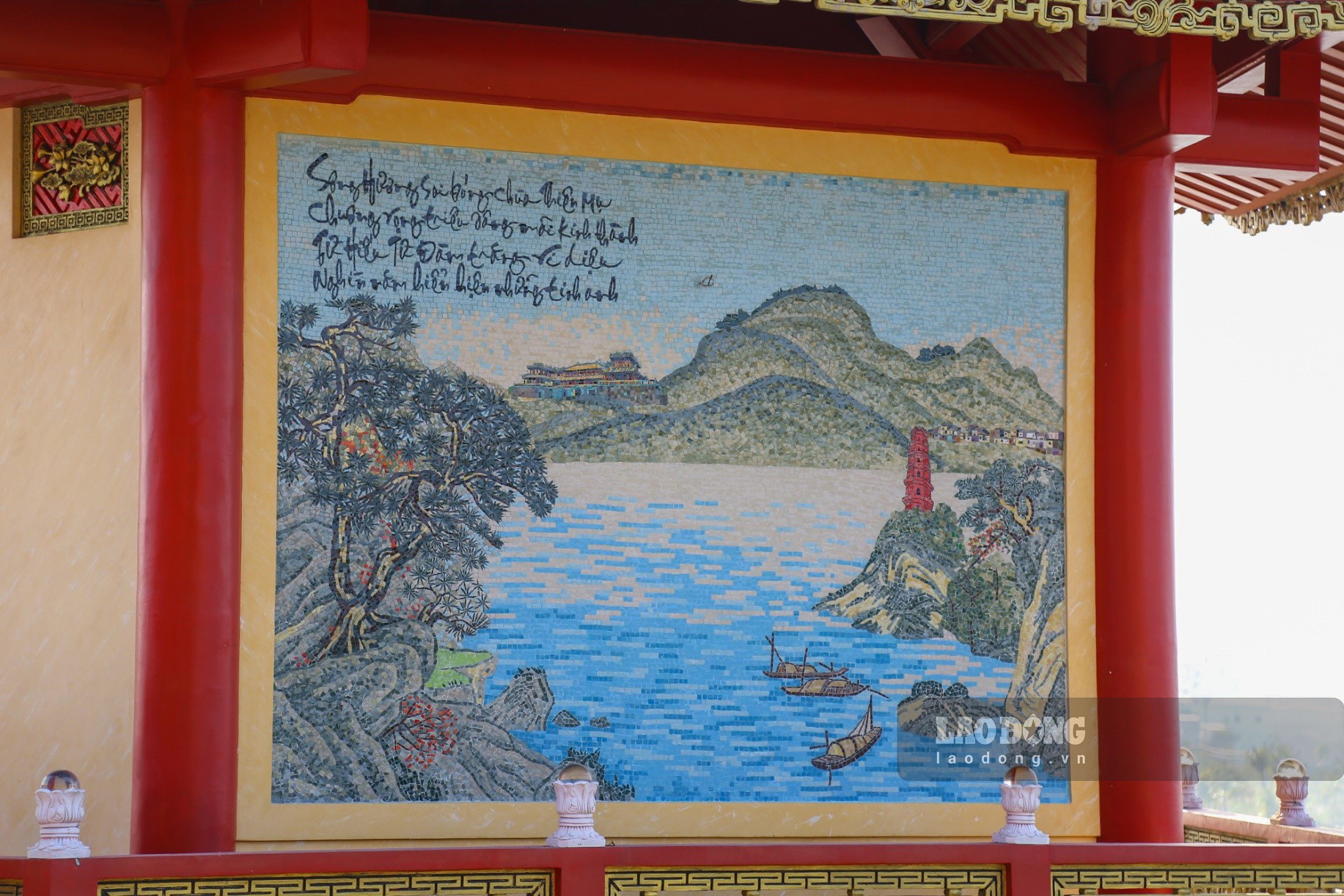 Theo Thượng tọa Thích Huệ Vinh, trụ trì chùa Quán Thế  m cho biết những bức tranh này được nghệ nhân làng gốm Bát Tràng thực hiện trong vòng 2 năm và mỗi bức tranh thể hiện các danh lam thắng cảnh ở 3 miền Bắc – Trung – Nam của nước ta.