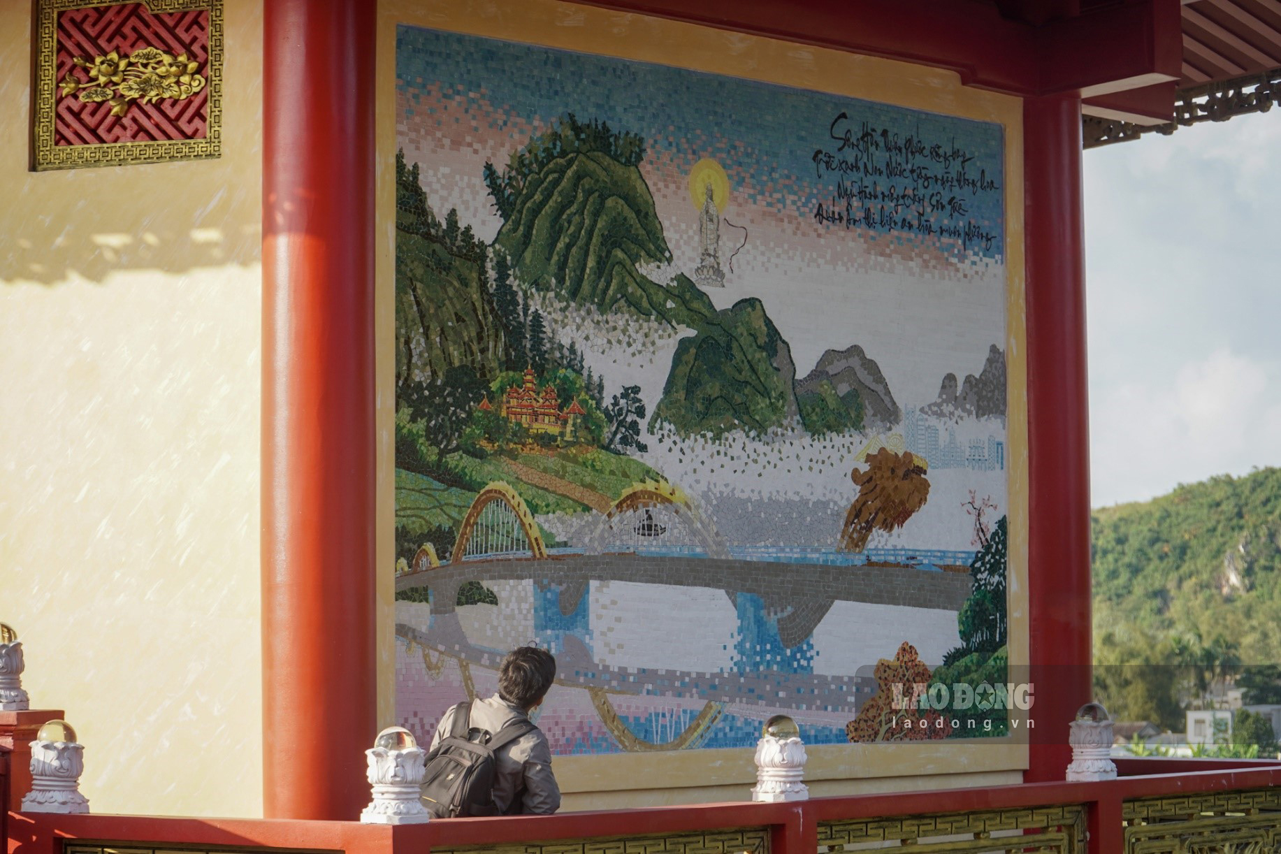 Bức tranh về cầu Rồng tại Đà Nẵng được ghép tỉ mỉ từ nhiều mảnh sứ.